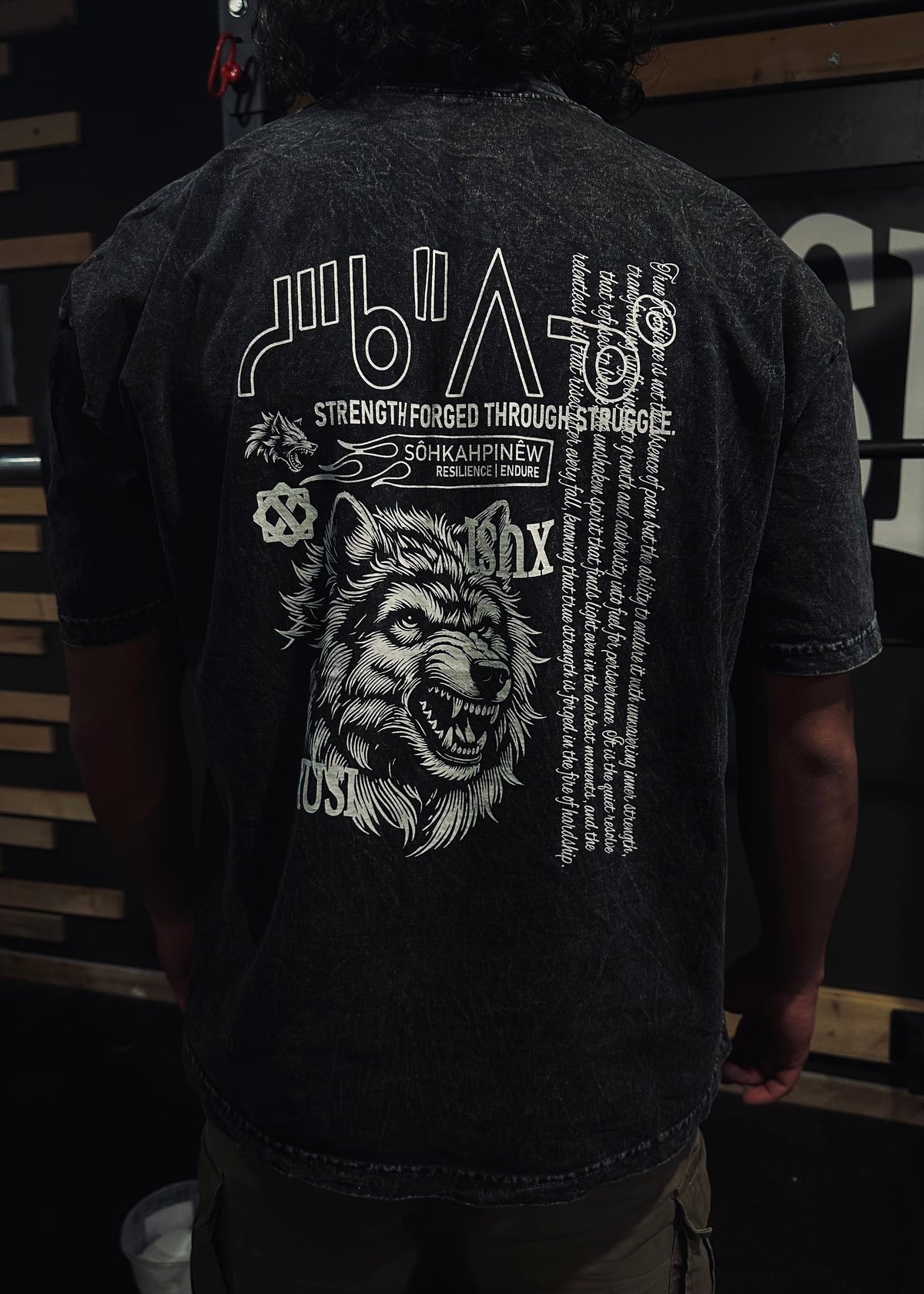 Sôhkahpinêw Wolf T-Shirt, photo 4 – Indigenous-owned t-shirt by XUSI, Saskatoon